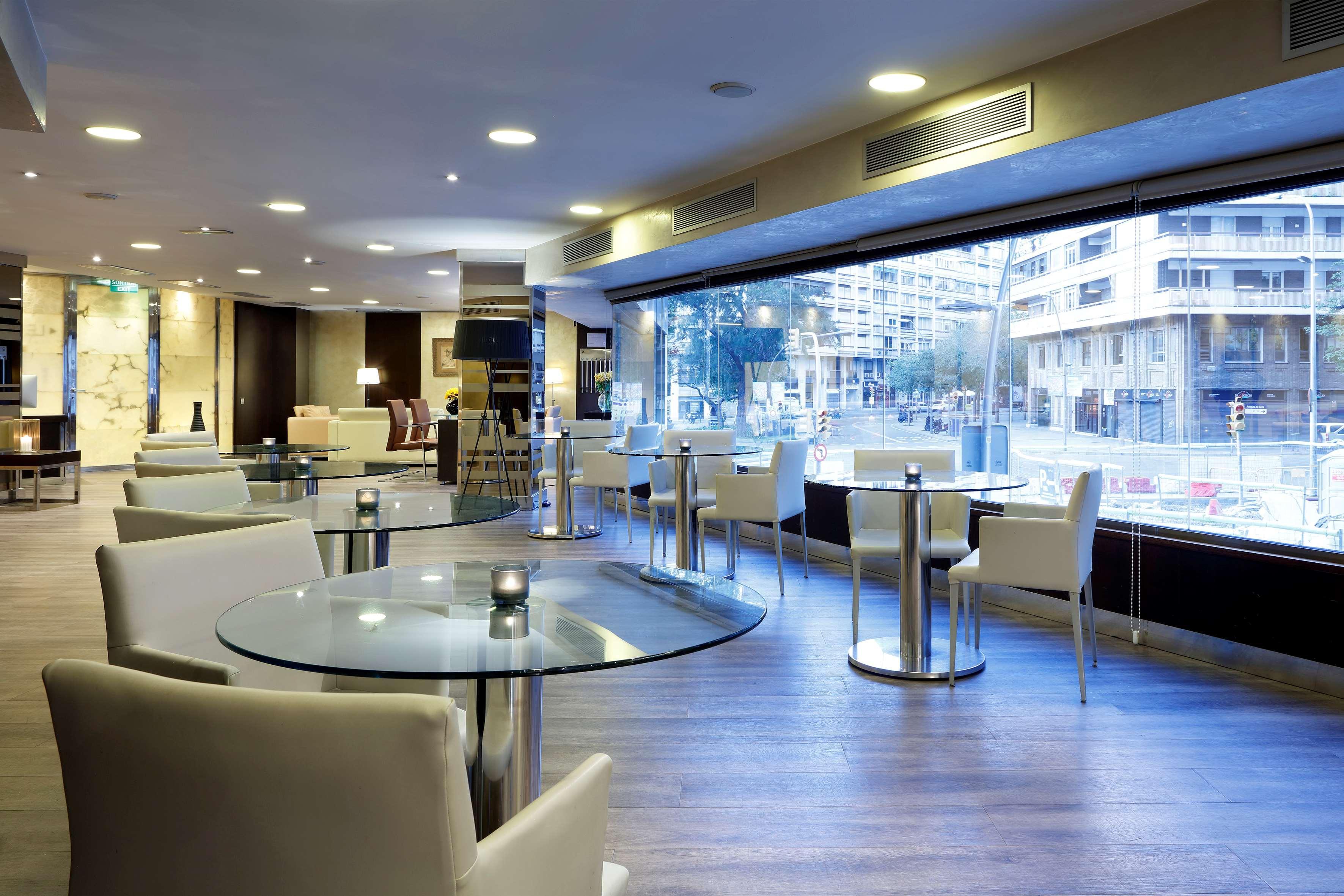Hotel Melia Barcelona Sarria Exteriér fotografie The lounge at the airport